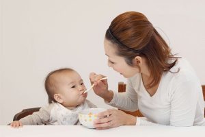 Chế độ dinh dưỡng cho bé 1-2 tuổi